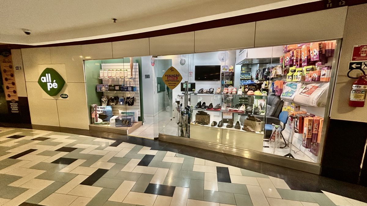 Loja All Pé no Manauara Shopping, com vitrine de produtos para os pés