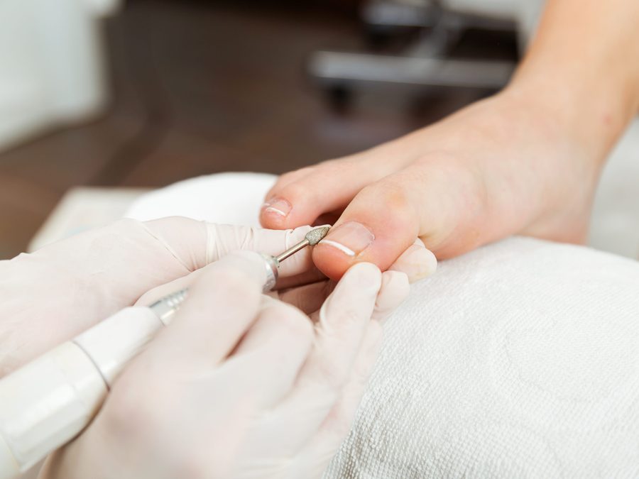Cuidado detalhado das unhas em procedimento de podologia